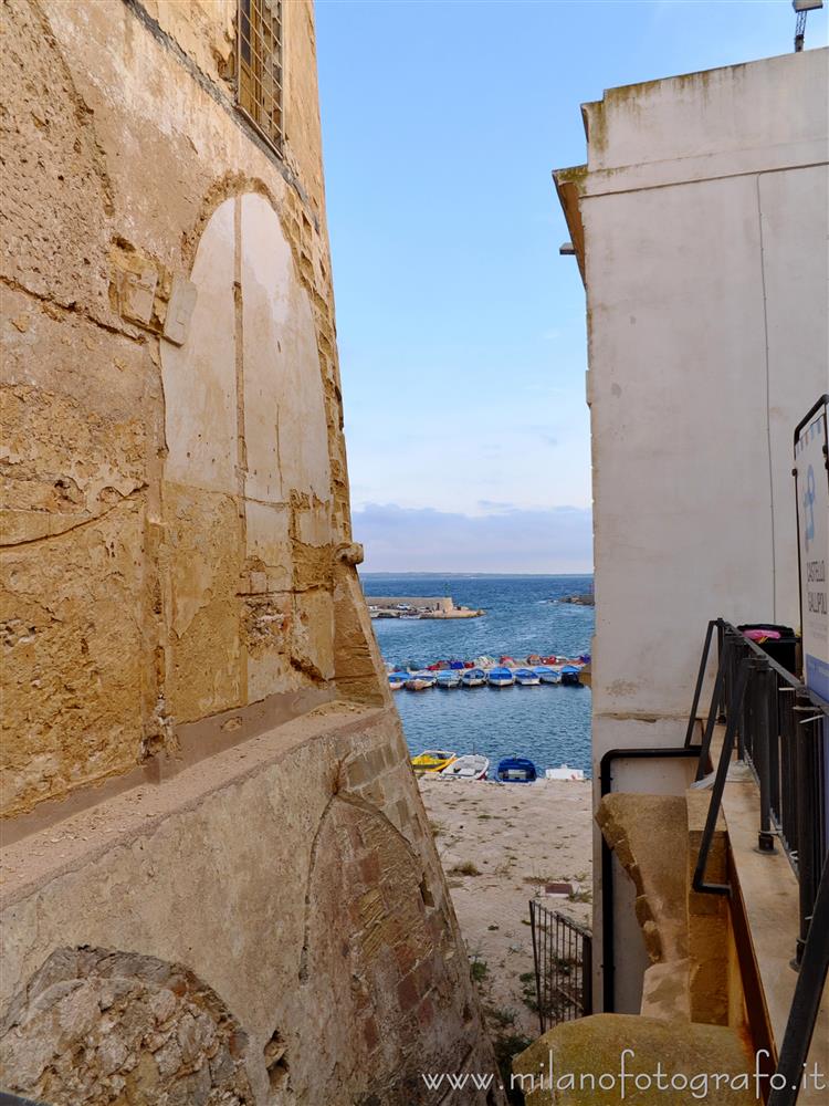 Gallipoli (Lecce, Italy) - Looking at the see from the entrance of the castle